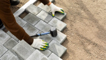 Suchy beton pod kostkę brukową - jaki wybrać?