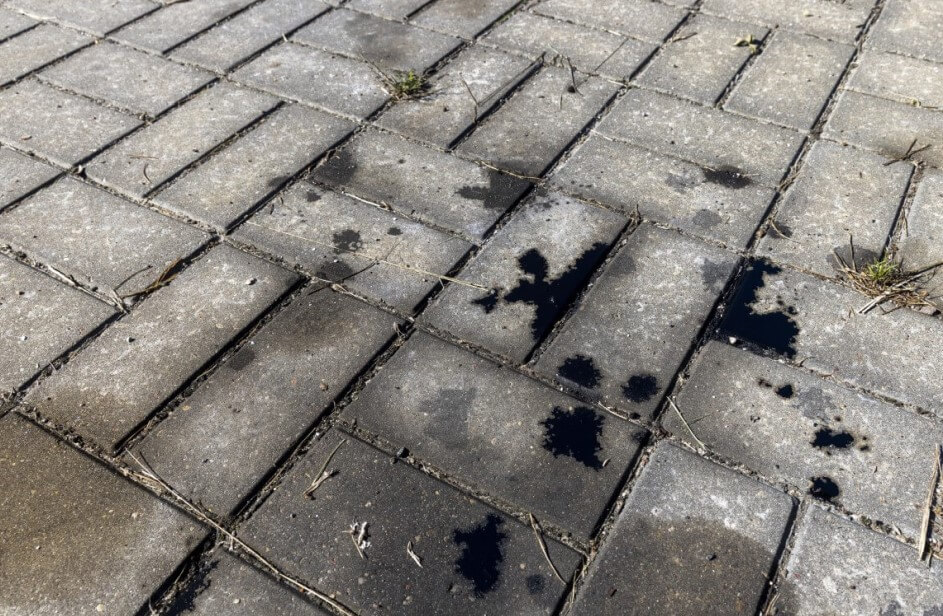 Jak usunąć plamy oleju silnikowego z betonu?