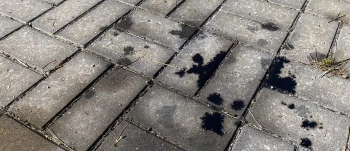 Jak usunąć plamy z oleju z betonu?