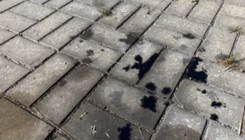 Jak usunąć plamy z oleju z betonu?