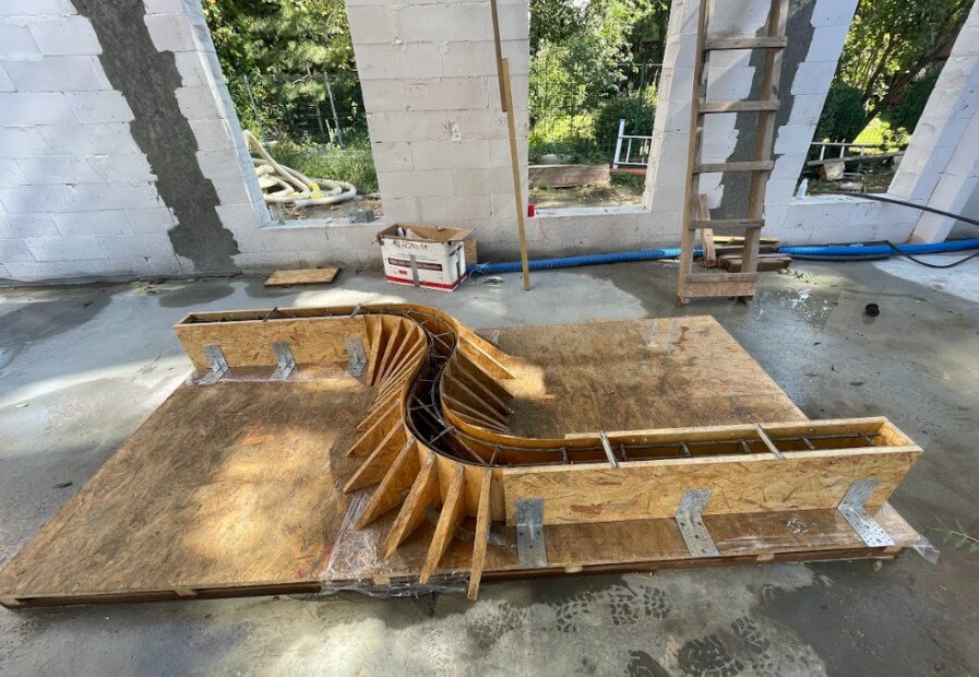 Szalunki przygotowane do wykonania schodów architektonicznych Szalunki przygotowane do wykonania schodów architektonicznych